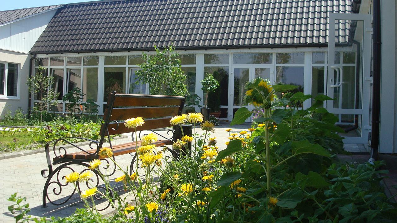 Terasa Hotell Stanishovka Exteriör bild
